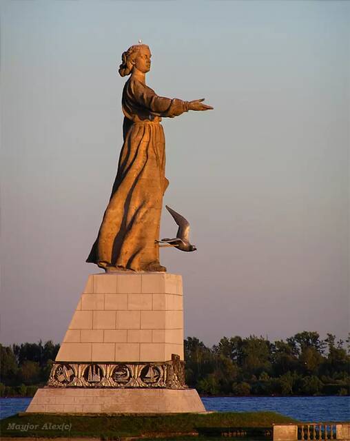 Монумент «Волга» у Рыбинского гидроузла